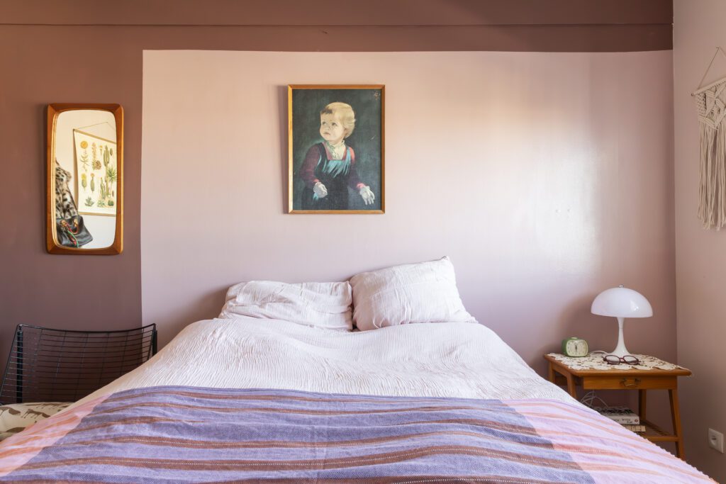 Maxímalískur stíll á bleiku mæðgnaheimili