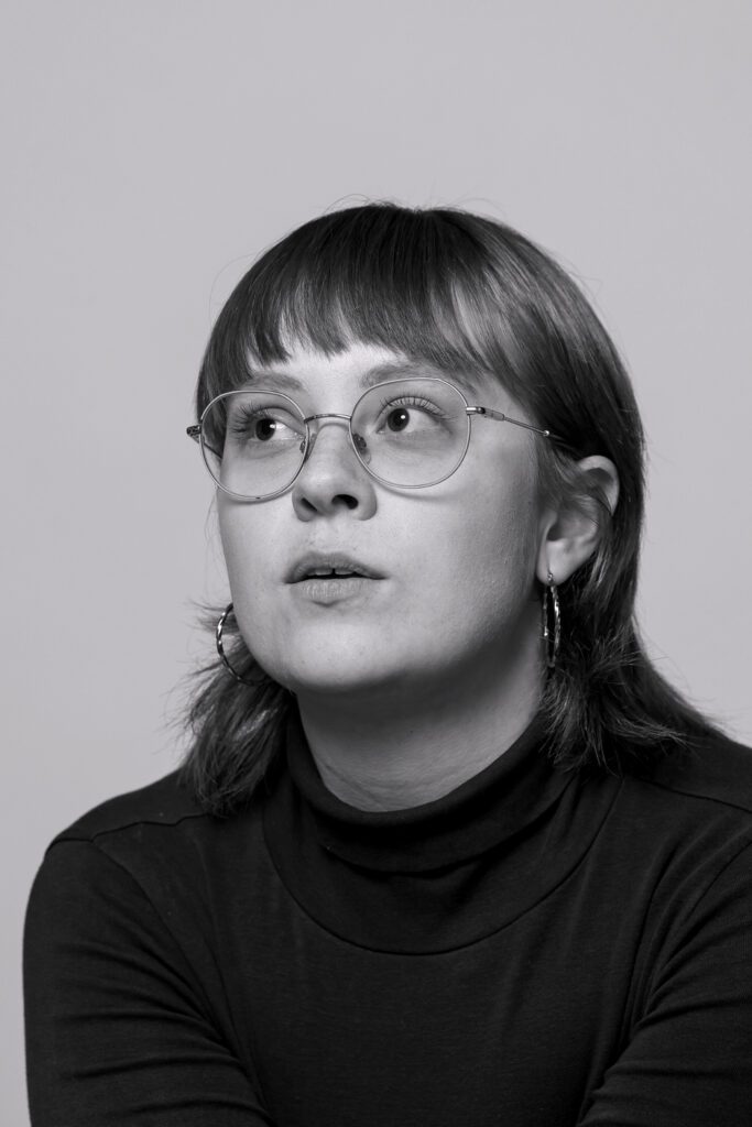 Með bækur dreifðar um húsið 