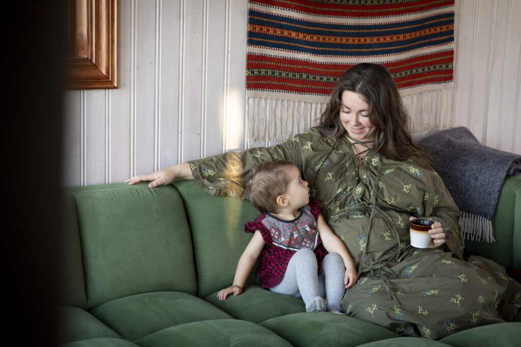 Þegar móðir lifir í heilindum og samhljómi, endurstillist umhverfi hennar 