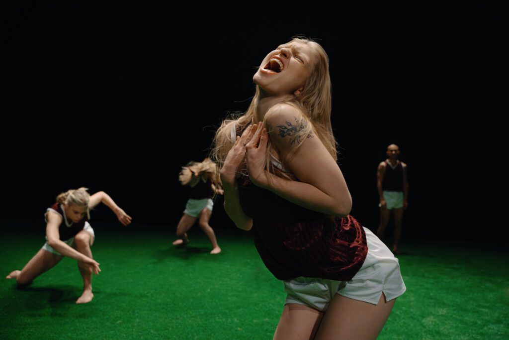 Stóra sviðinu breytt í grasivaxinn garð