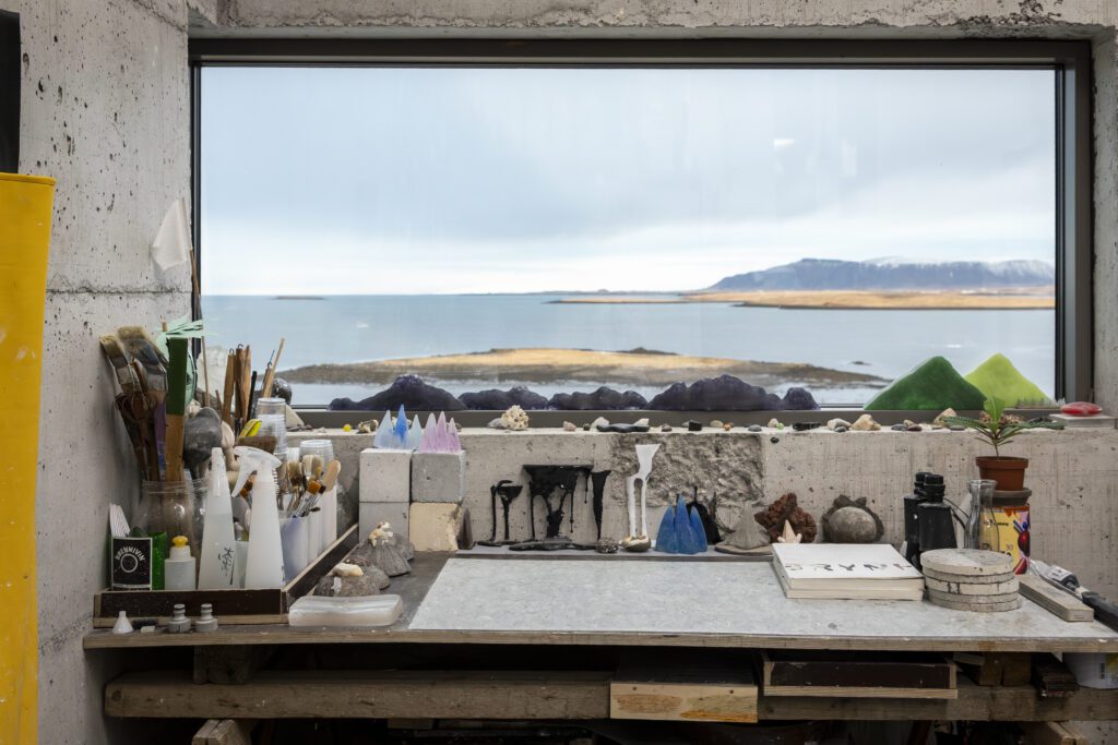 Innlit á vinnustofu Brynhildar Þorgeirsdóttur – „Listin mín snýst um viðhorf og tíma“ 