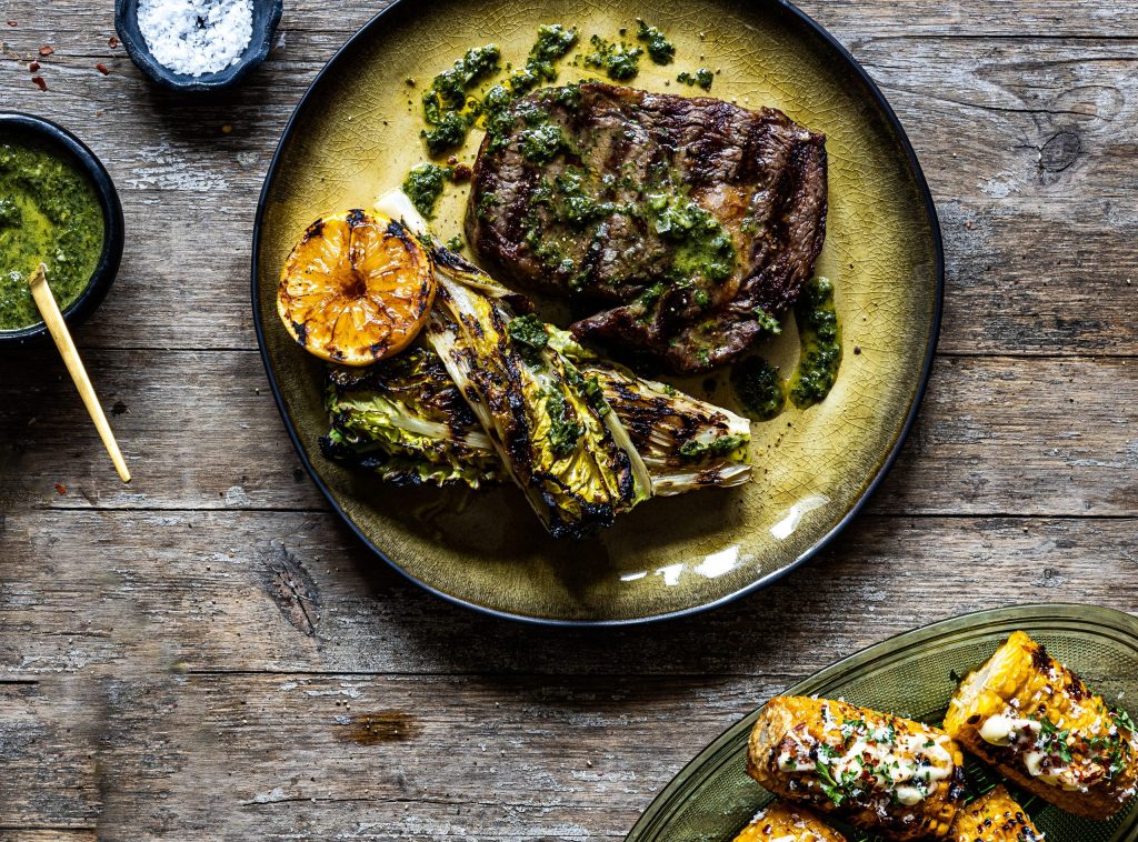 Nauta rib-eye með chimichurri-sósu og grilluðu romain-káli