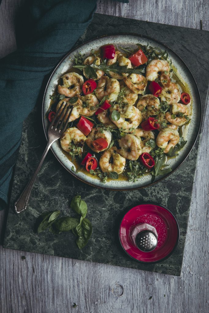 Steiktar tígrisrækjur með pesto genovese og sýrðu chili-aldini