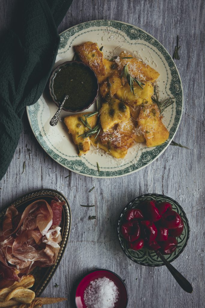 Steikt polenta með parmesanosti og pestósósu