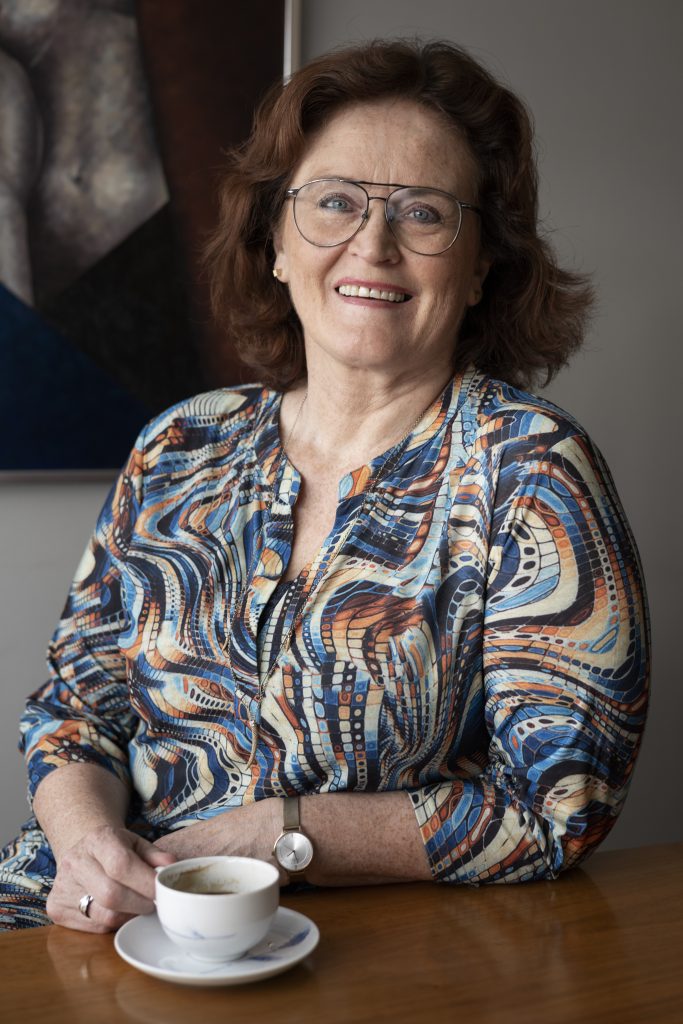 Sungið í þaklausri kirkju