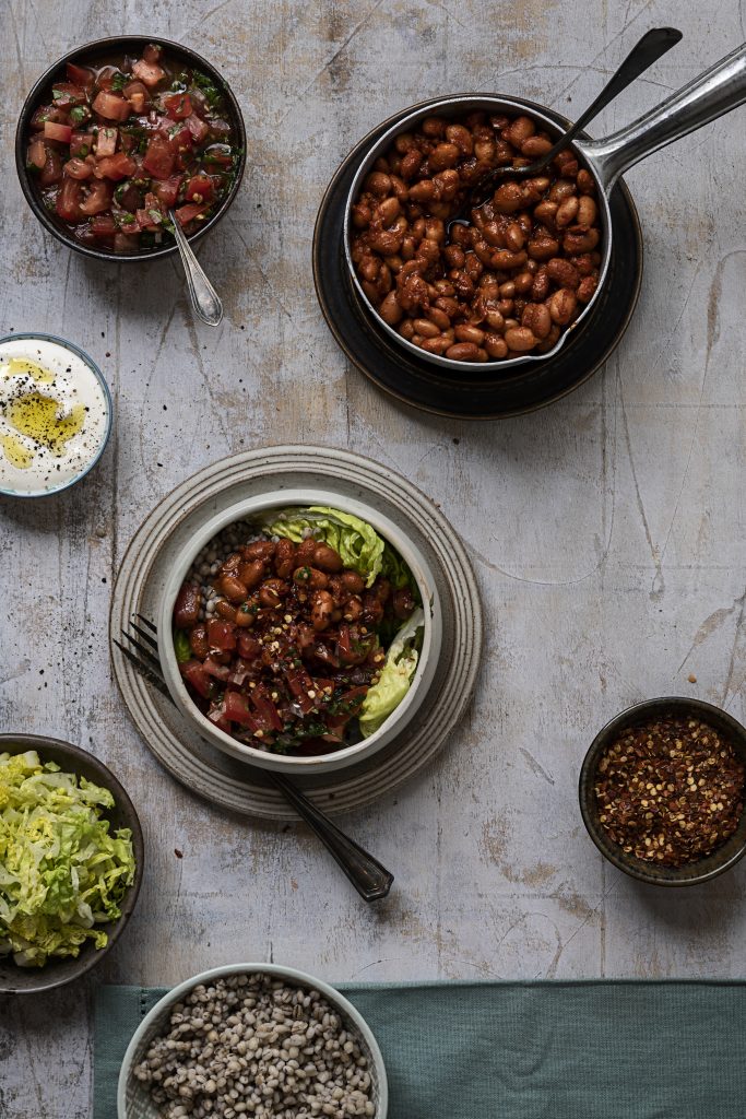 Salatskál með reyktum baunum og tómatsalsa