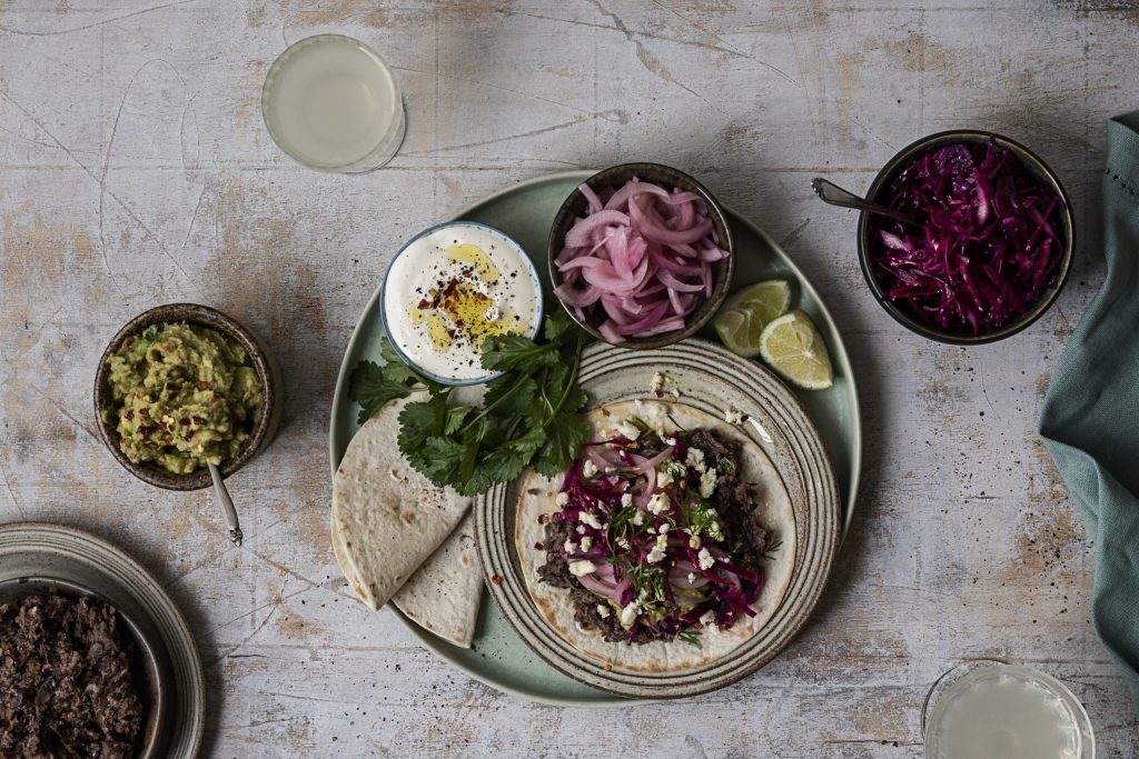 Svartbauna-tacos með avókadó og sýrðum rauðlauk