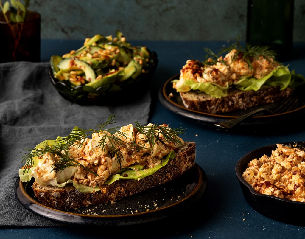 Hrært tófú með chili-aldini og avókadósalati 