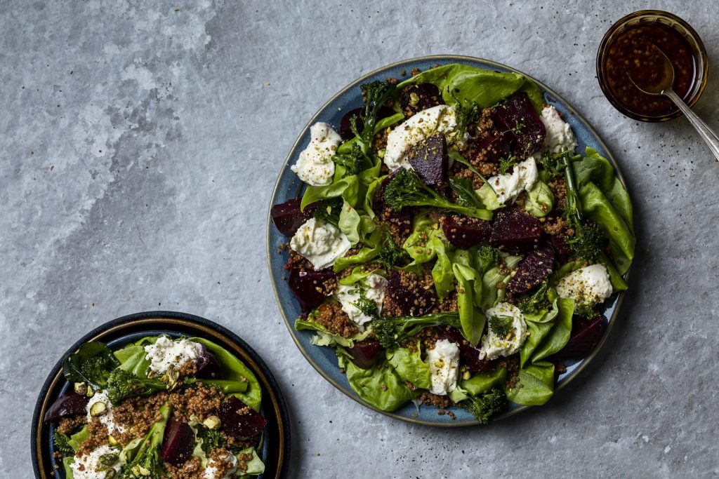 Kínóasalat með burrata-osti, brokkolí og rauðrófum