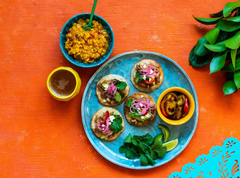 Tostadas með sýrðum rauðlauk og pinto-baunum 