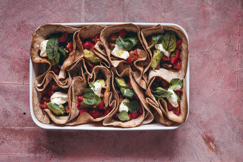 Stökkar tortilla-kökur með svörtum baunum, halloumi-osti og kóríander 