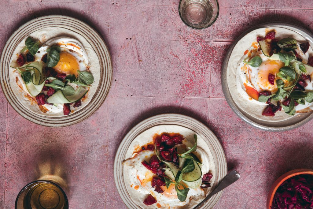 Tortilla með steiktu eggi og bragsterkri pylsu