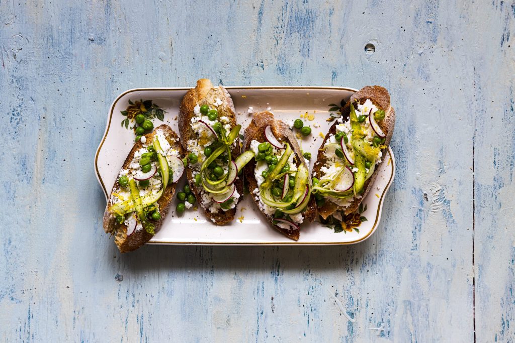 BRUSCHETTA MEÐ FETAOSTI, GRÆNUM BAUNUM OG ASPAS