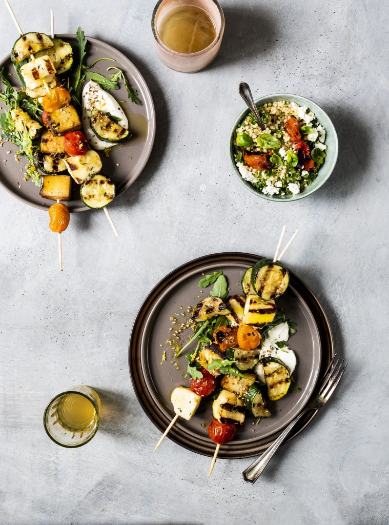 GRILLSPJÓT MEÐ HALLOUMI-OSTI, REYKTU TÓFÚI OG GRÆNKÁLSSALATI