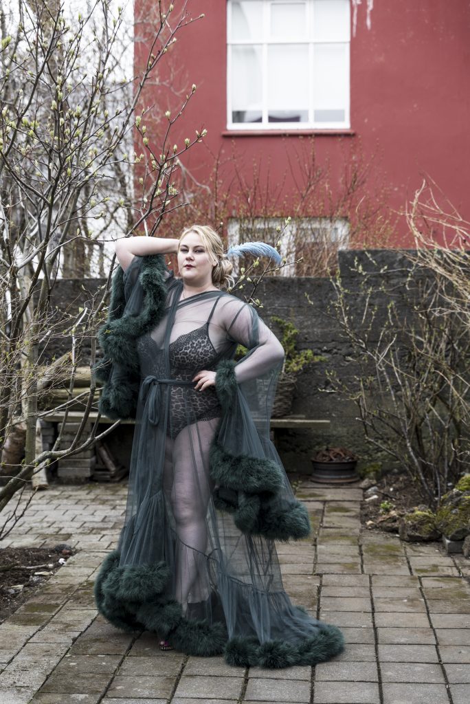 Líður best í risastórum fjaðurslopp