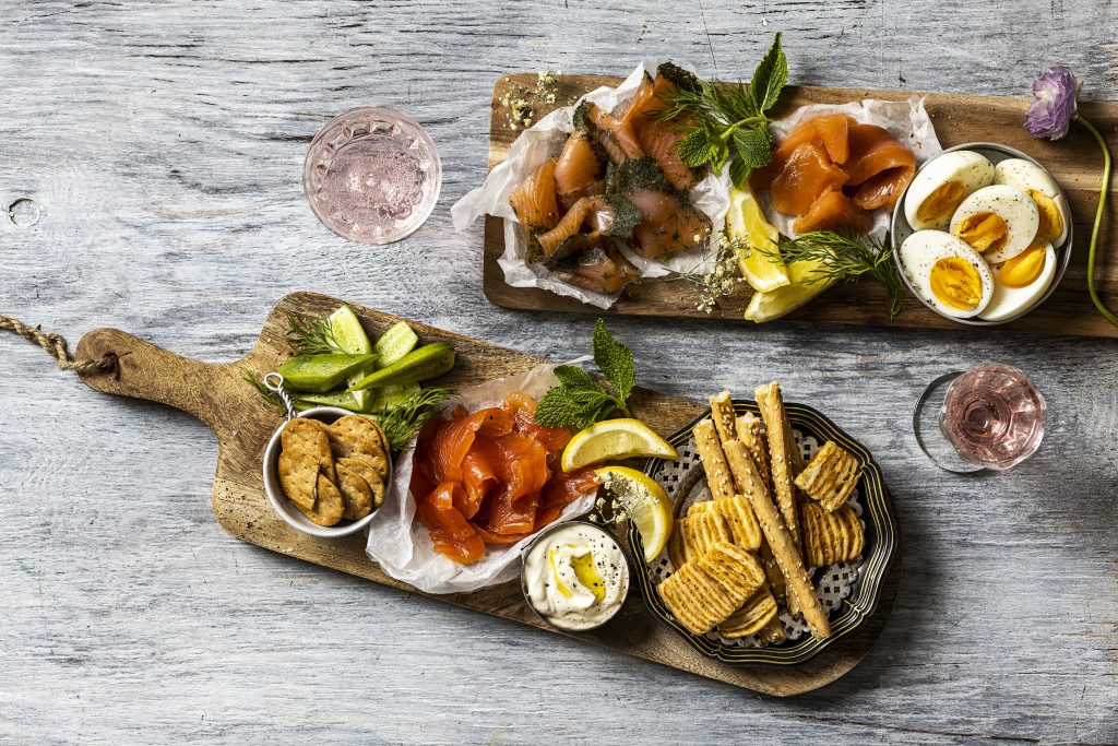 Laxabakki með agúrkusalati, eggjum og sítrónu