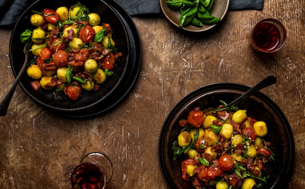 Stökkt gnocchi með tómat- og beikonvínagrettu