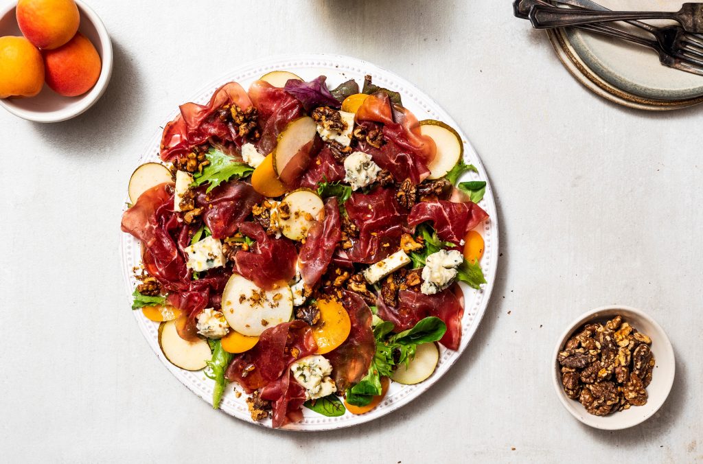 Perusalat með valhnetum og bresaola-skinku