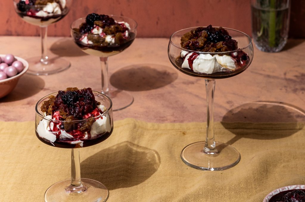 Mascarpone-ostur, espressó-graníta og brómber