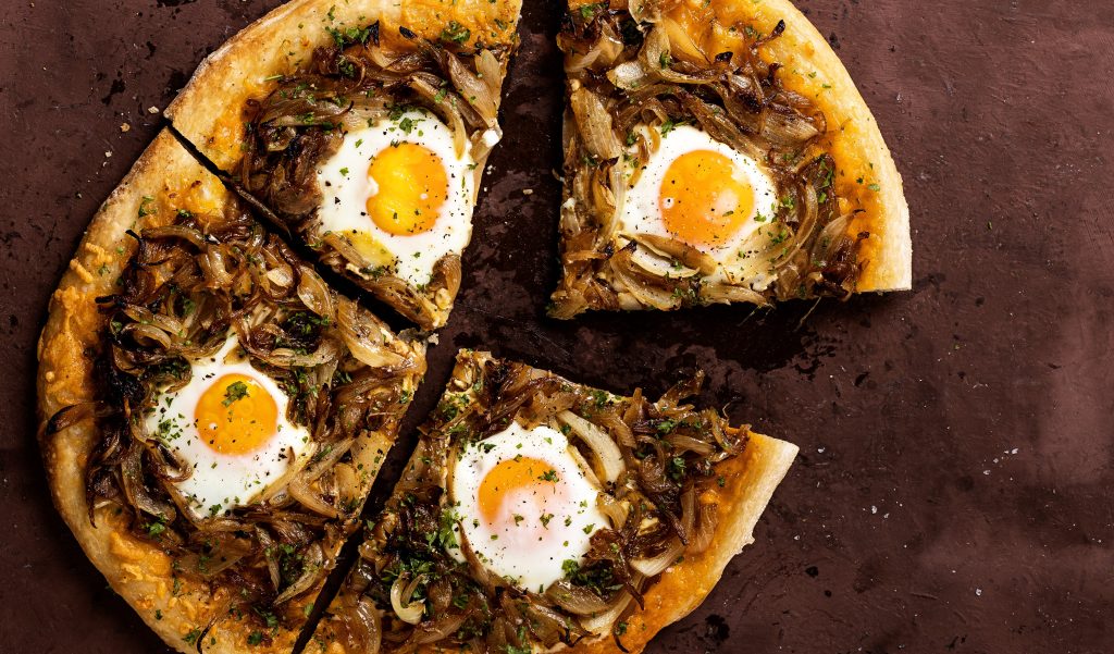 Pítsa með karamellíseruðum lauk, eggjum og cheddar-osti  