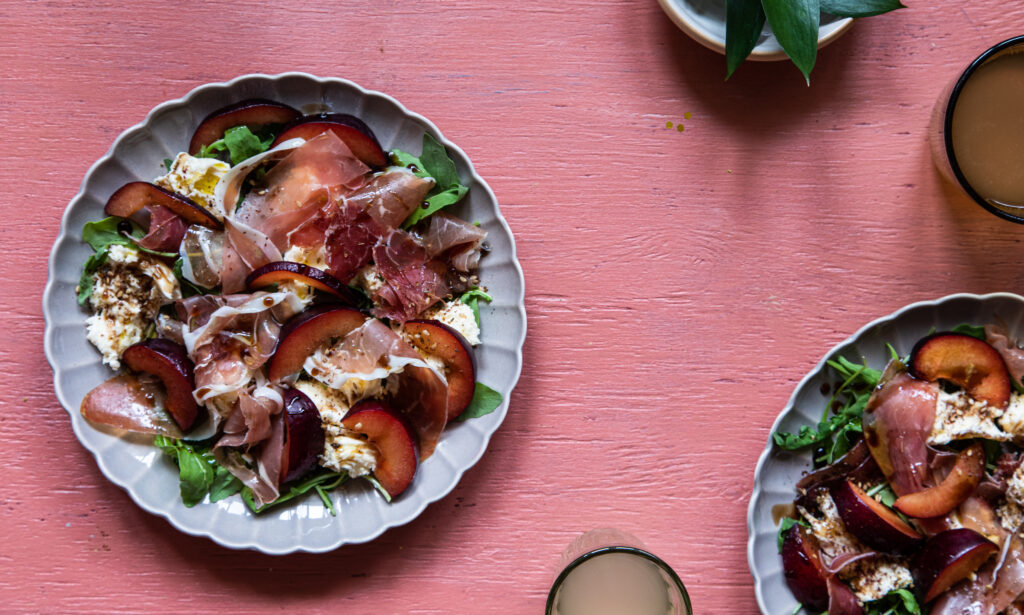Marineraðar plómur með hráskinku og mozzarella-osti