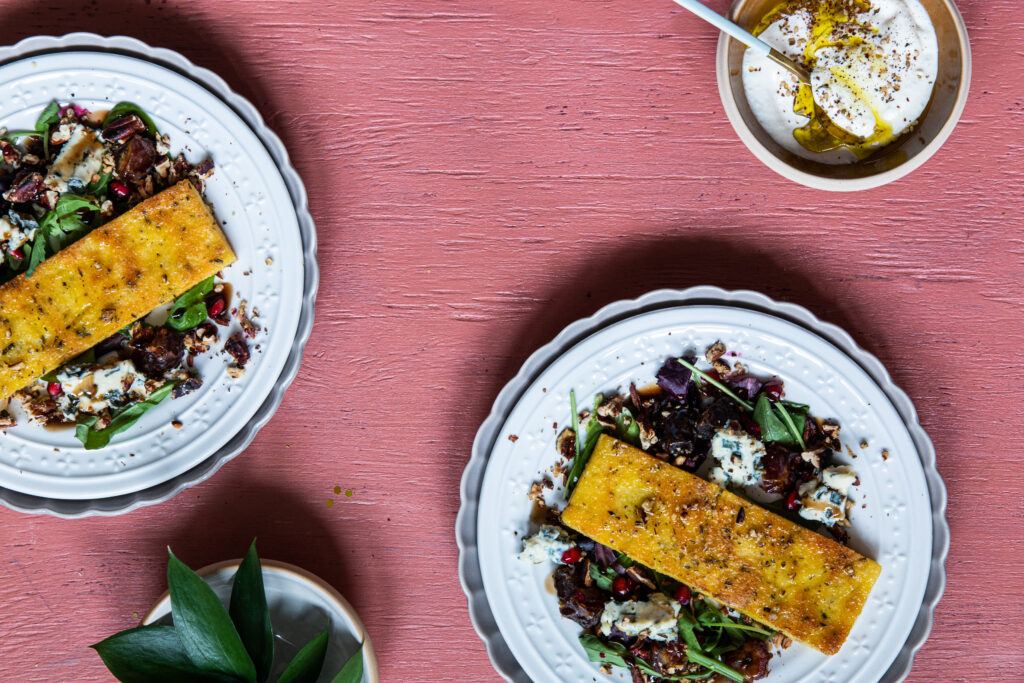 Stökk polenta með bragðmiklum osti og döðlum í forrétt