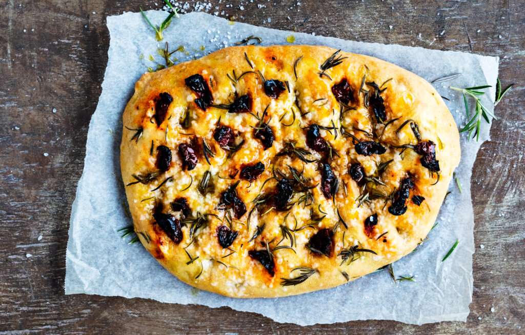 Foccacia-brauð með timíani og sólþurrkuðum tómötum