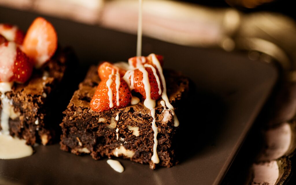 Brownies-kaka með hvítri mokkasúkkulaðisósu