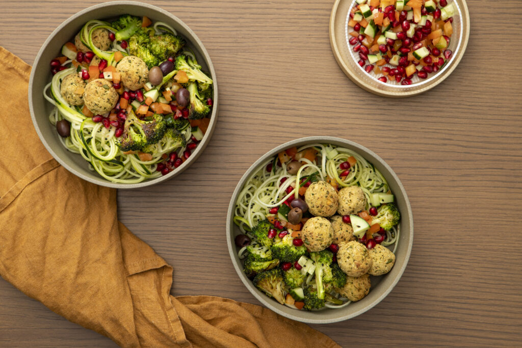 Falafel-salat með tahini-sósu og snökksteiktu brokkólí