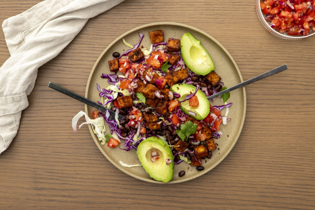 Mexíkóskt salat með cajun-tófúi og svörtum baunum