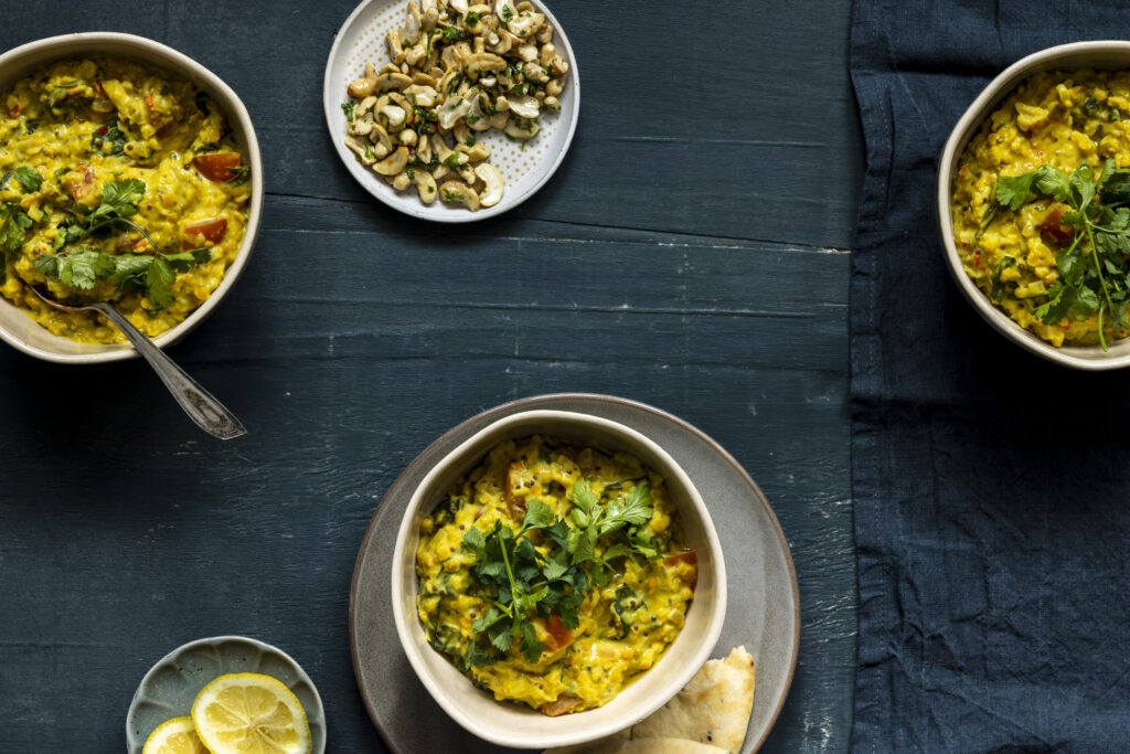 Tómat og spínat dhal með sítrónu-kasjúhnetusalsa