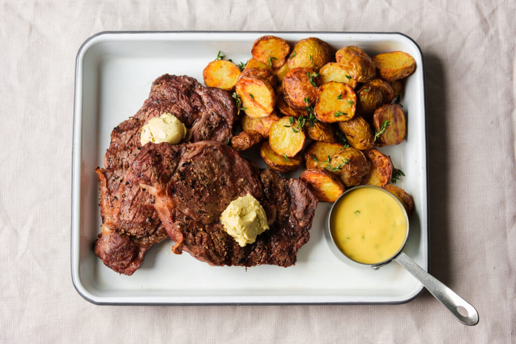 Grillað nauta-ribeye með ofnbökuðu smælki og kryddsmjöri