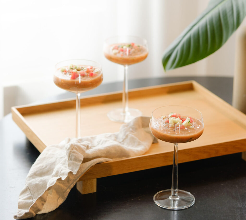 Köld gazpacho-súpa kokteilglösum