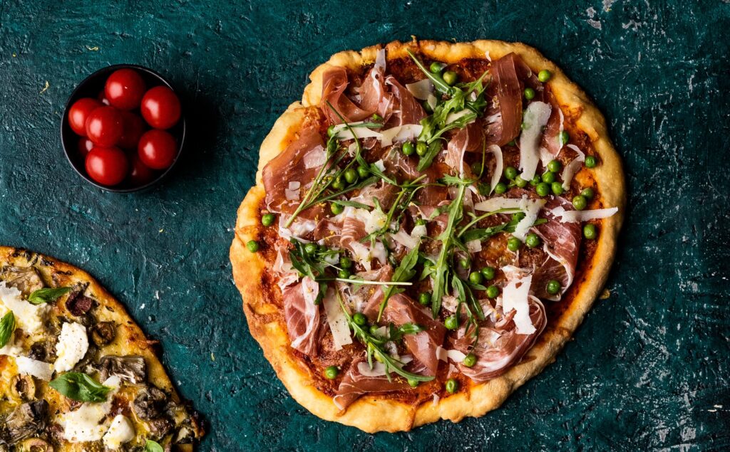 Prosciutto-pítsa með grænum baunum og gruyére-osti