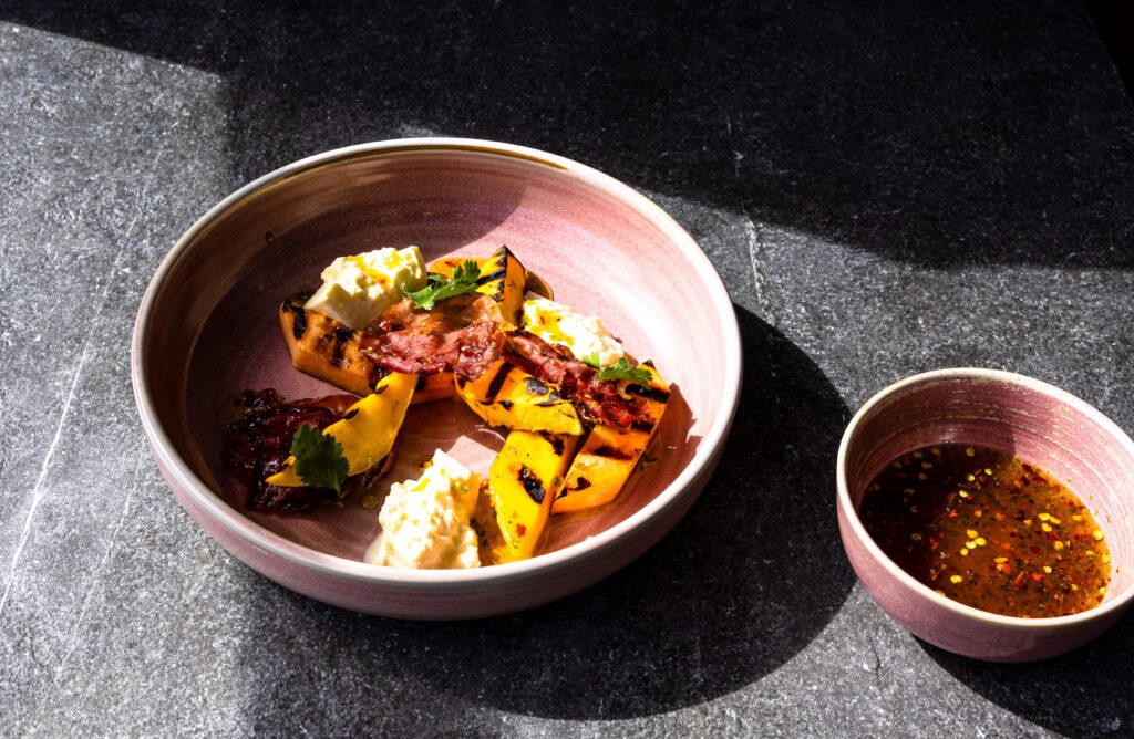 Grilluð kantalópumelóna og mangó með burrata-osti, hráskinku og chili-hunangi