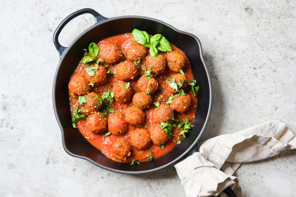 Svartbauna- og kínóabollur með marinara-sósu