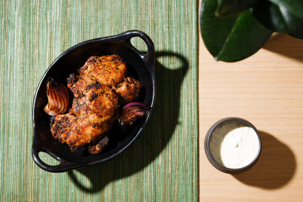 Safarík kjúklingalæri með balsamikgljáðum rauðlauk og grillsósu