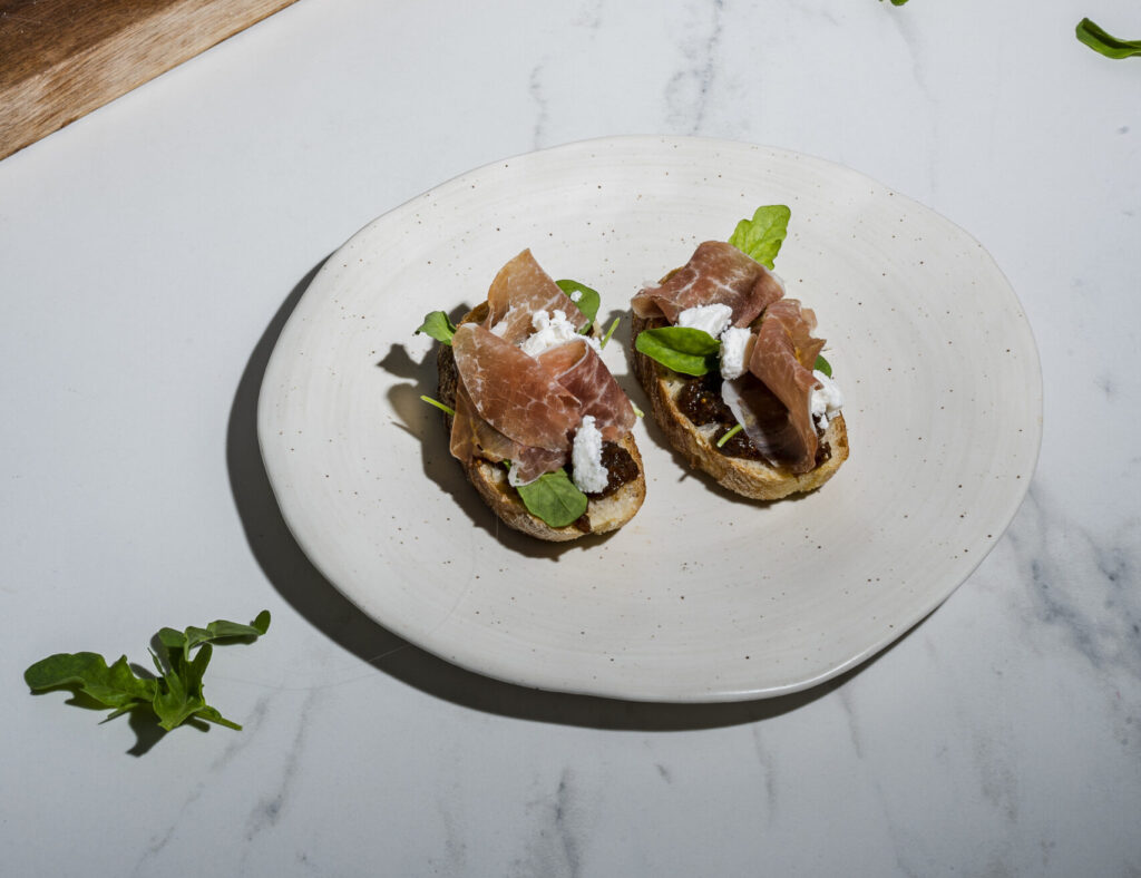 Bruschetta með fíkjusultu, geitaosti og parmaskinku