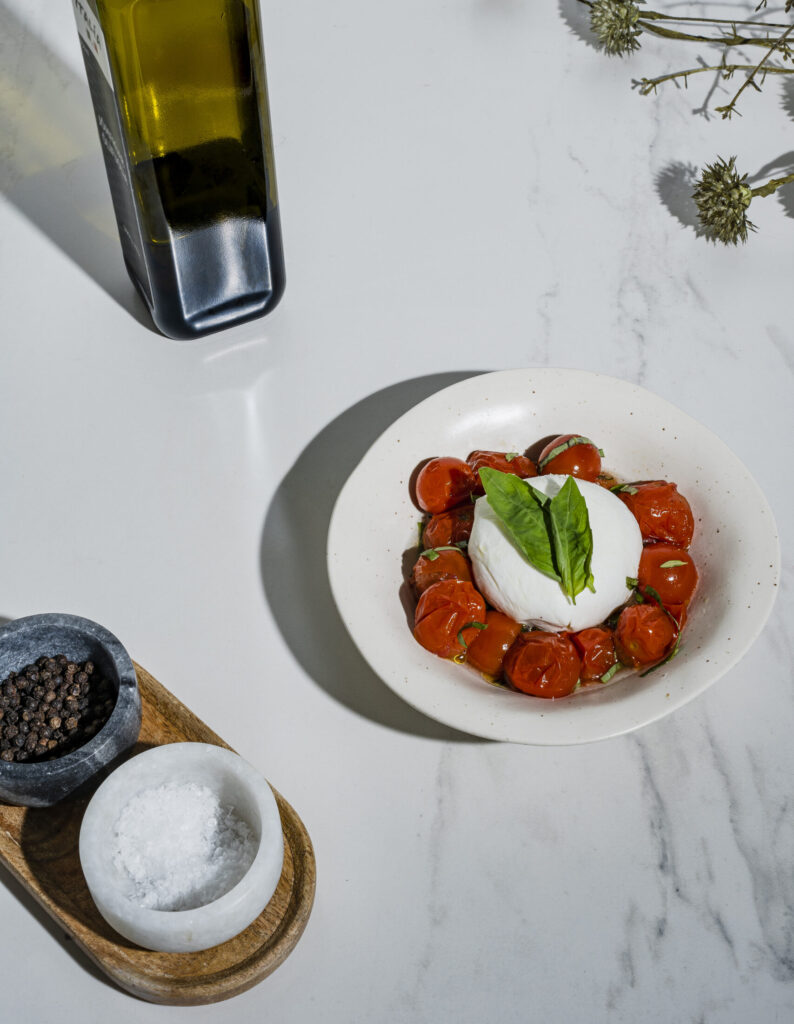 Burrataostur með léttbökuðum kirsuberjatómötum