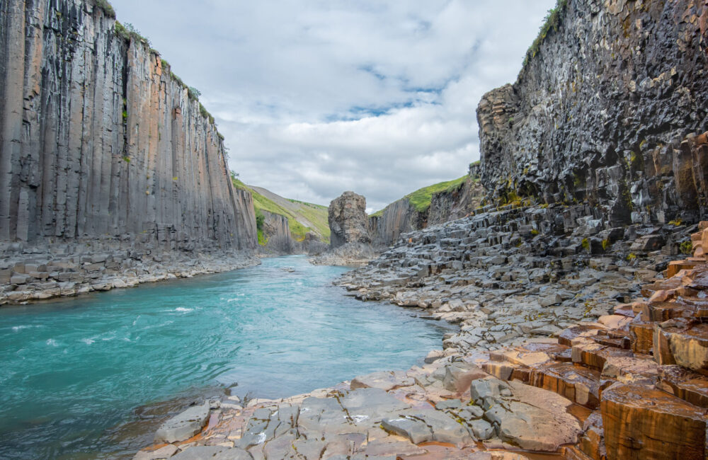 Íslenska ferðasumarið er hafið og af nógu að taka á þessu fallega landi okkar. Austfirðir eru dásamlegur áfangastaður fyrir ferðalanga sem vilja njóta sín í gríðarlegri náttúrufegurð, skoða falleg sjávarþorp og kynnast gömlu, austfirsku handverki og sannri gestrisni. Stórbrotin svört sandlengja þræðir þrönga firðina í faðmi tingarlegra líparítfjalla og hrjóstugs skóglendis. Við stiklum á stóru og skoðum nokkrar austfirskar perlur fyrir sumarið.  