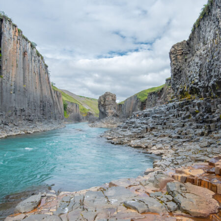 Íslenska ferðasumarið er hafið og af nógu að taka á þessu fallega landi okkar. Austfirðir eru dásamlegur áfangastaður fyrir ferðalanga sem vilja njóta sín í gríðarlegri náttúrufegurð, skoða falleg sjávarþorp og kynnast gömlu, austfirsku handverki og sannri gestrisni. Stórbrotin svört sandlengja þræðir þrönga firðina í faðmi tingarlegra líparítfjalla og hrjóstugs skóglendis. Við stiklum á stóru og skoðum nokkrar austfirskar perlur fyrir sumarið.  