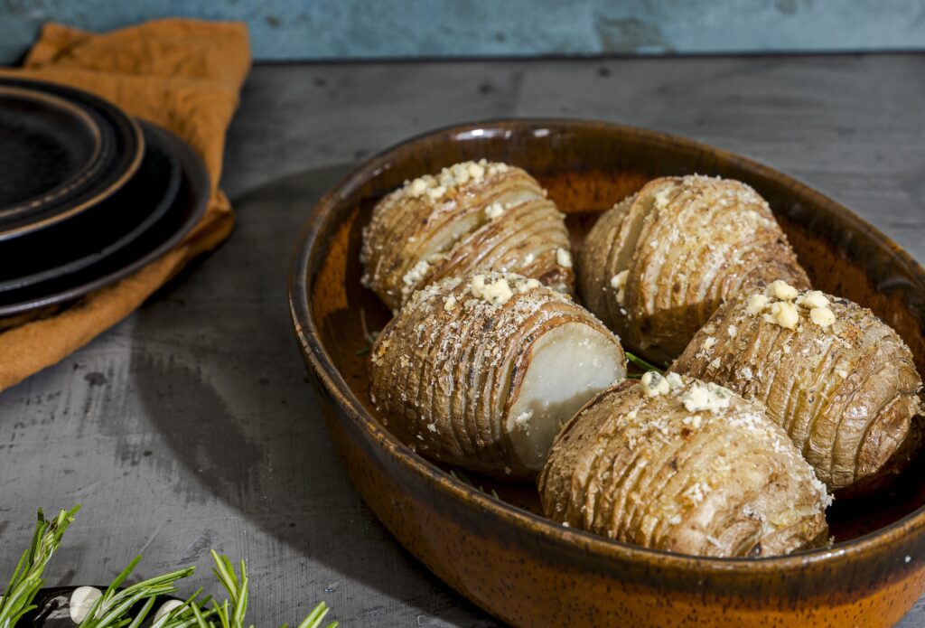 Hasselback-kartöflur með gráðaosta- og kasjúhnetumulningi