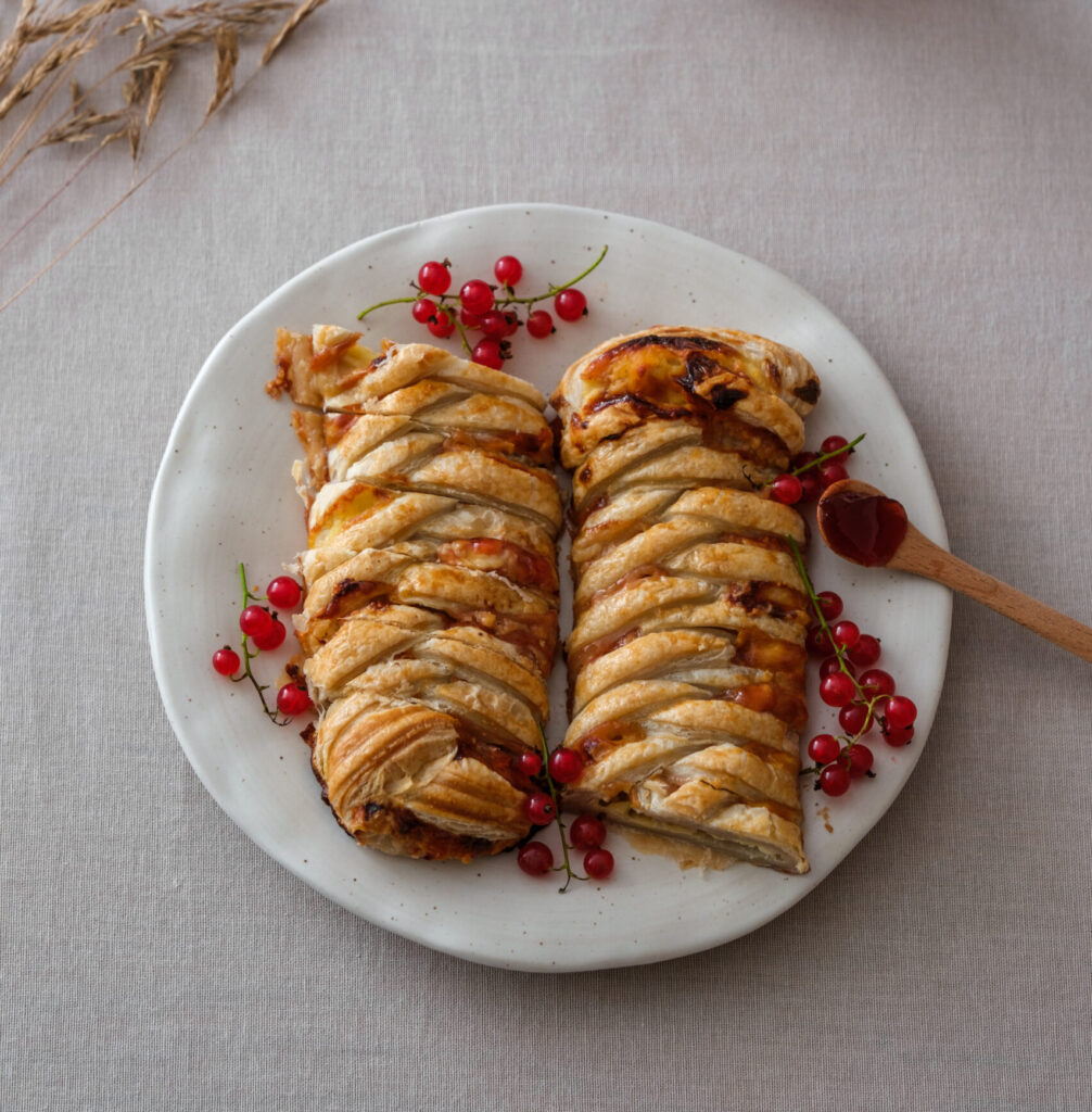 Smördeigslengja með brie og rifsberjahlaupi