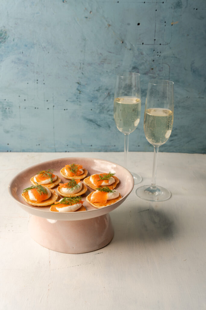 Búbblur og smásnittur – Kokteilblini með trufflumajonesi og laxi