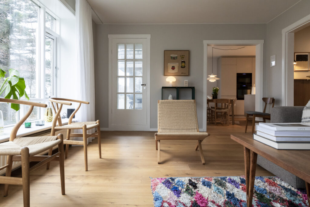 Samkvæmisljón sem safnar list í Hlíðunum