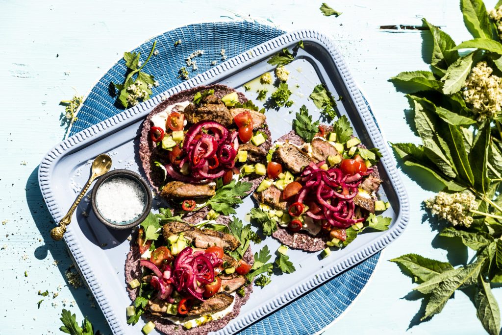 Lamb á brauði með pikkluðum rauðlauk