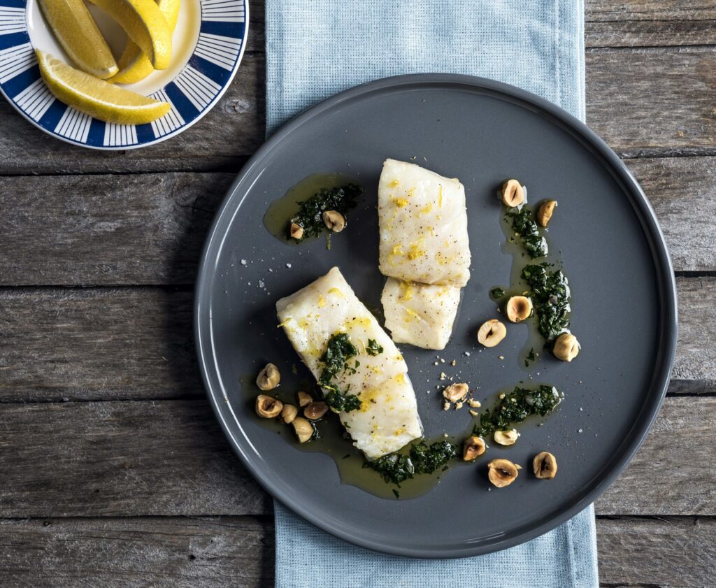 Þorskur með salsa verde og heslihnetum
