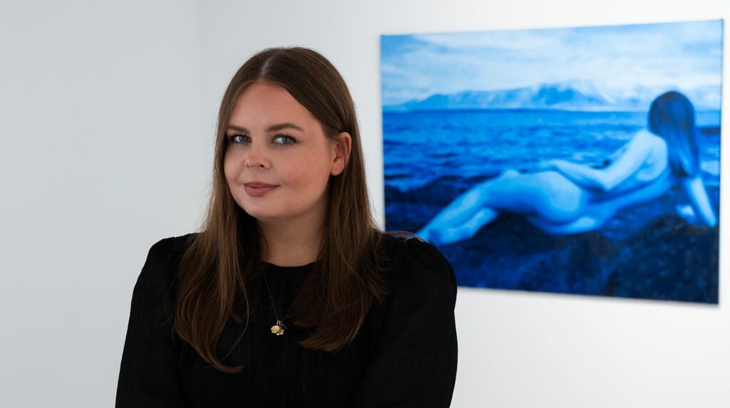 Málar einungis með kóbaltblárri málningu